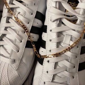 Size 7 adidas with gold chain